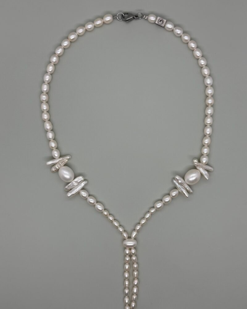 Collar clásico con perlas cultivadas oval y perlas barrocas