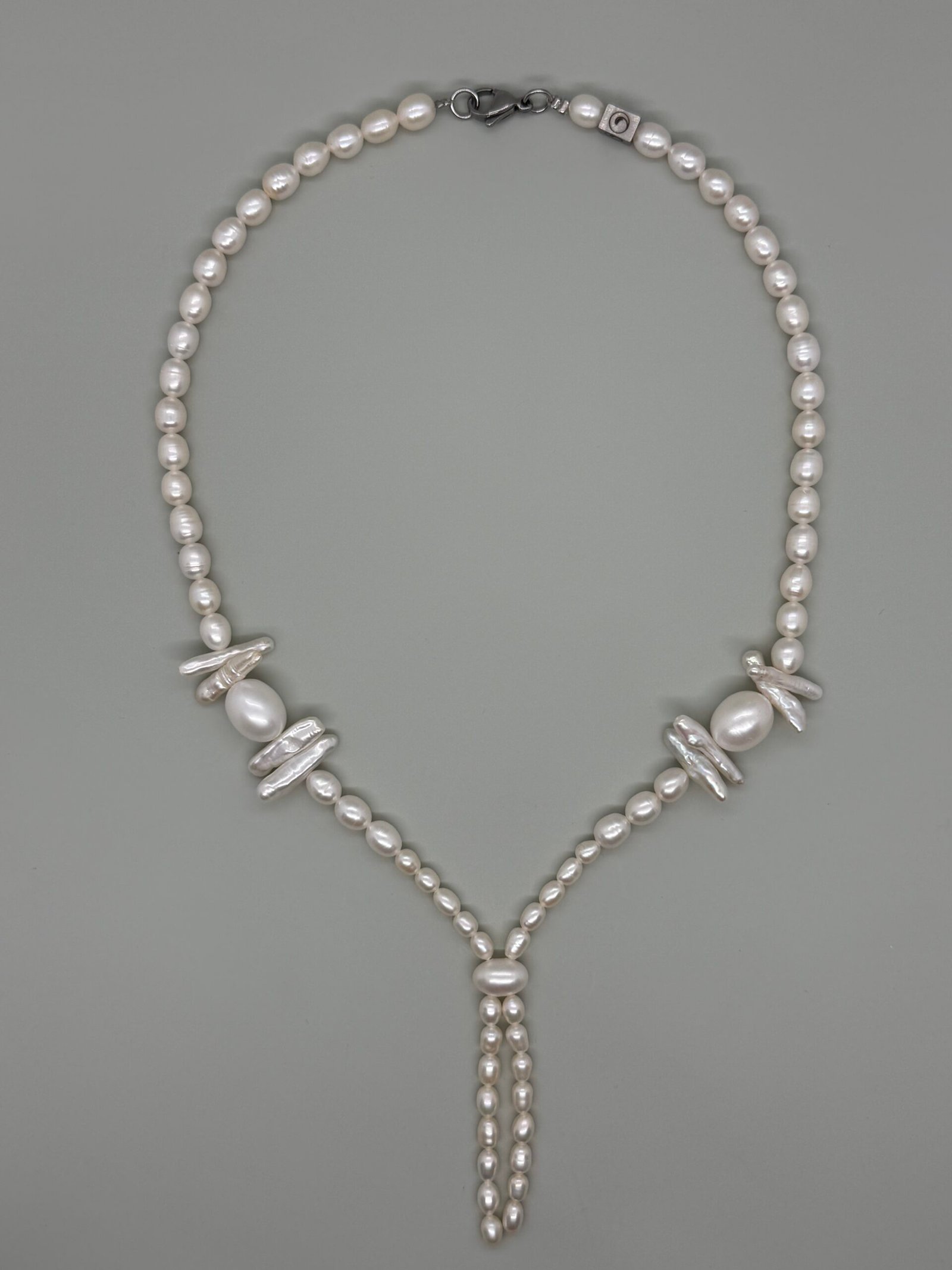Collar clásico con perlas cultivadas oval y perlas barrocas