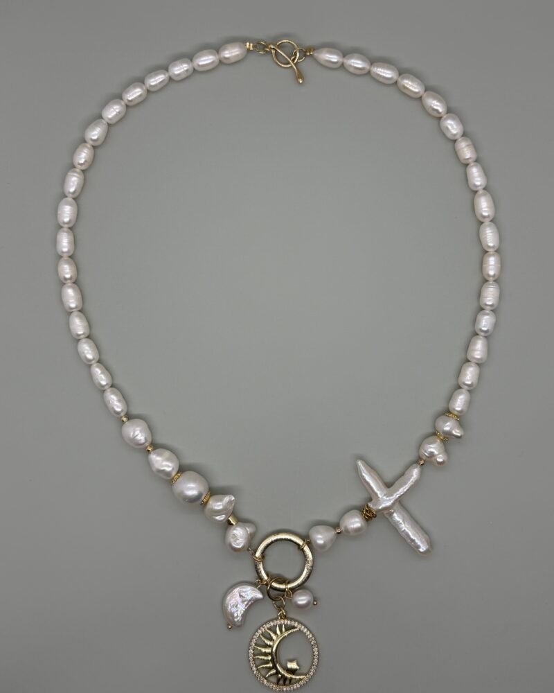 Collar clásico con perlas culitvadas y dije de luna dorada