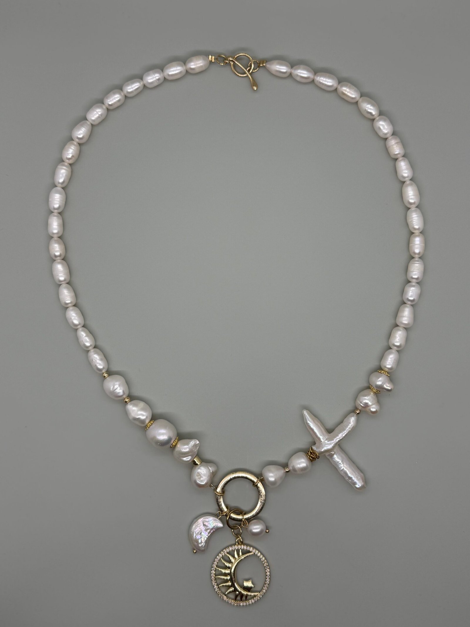 Collar clásico con perlas culitvadas y dije de luna dorada