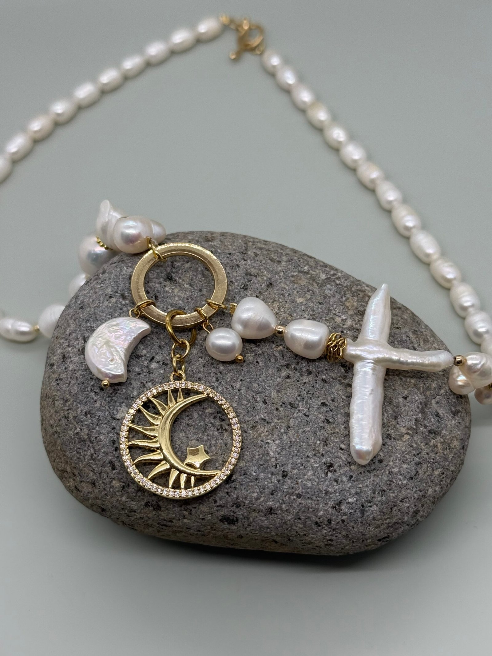Collar clásico con perlas culitvadas y dije de luna dorada - Imagen 3
