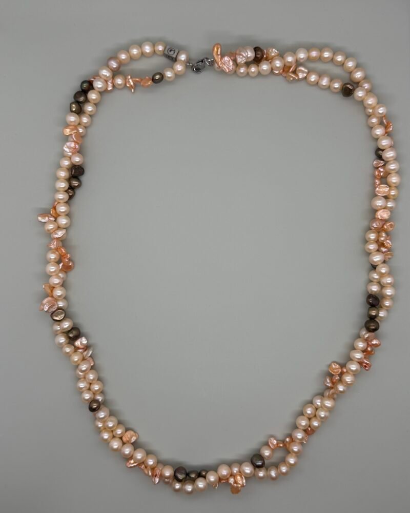 Collar largo con perlas cultivadas peach, redondas y barrocas.