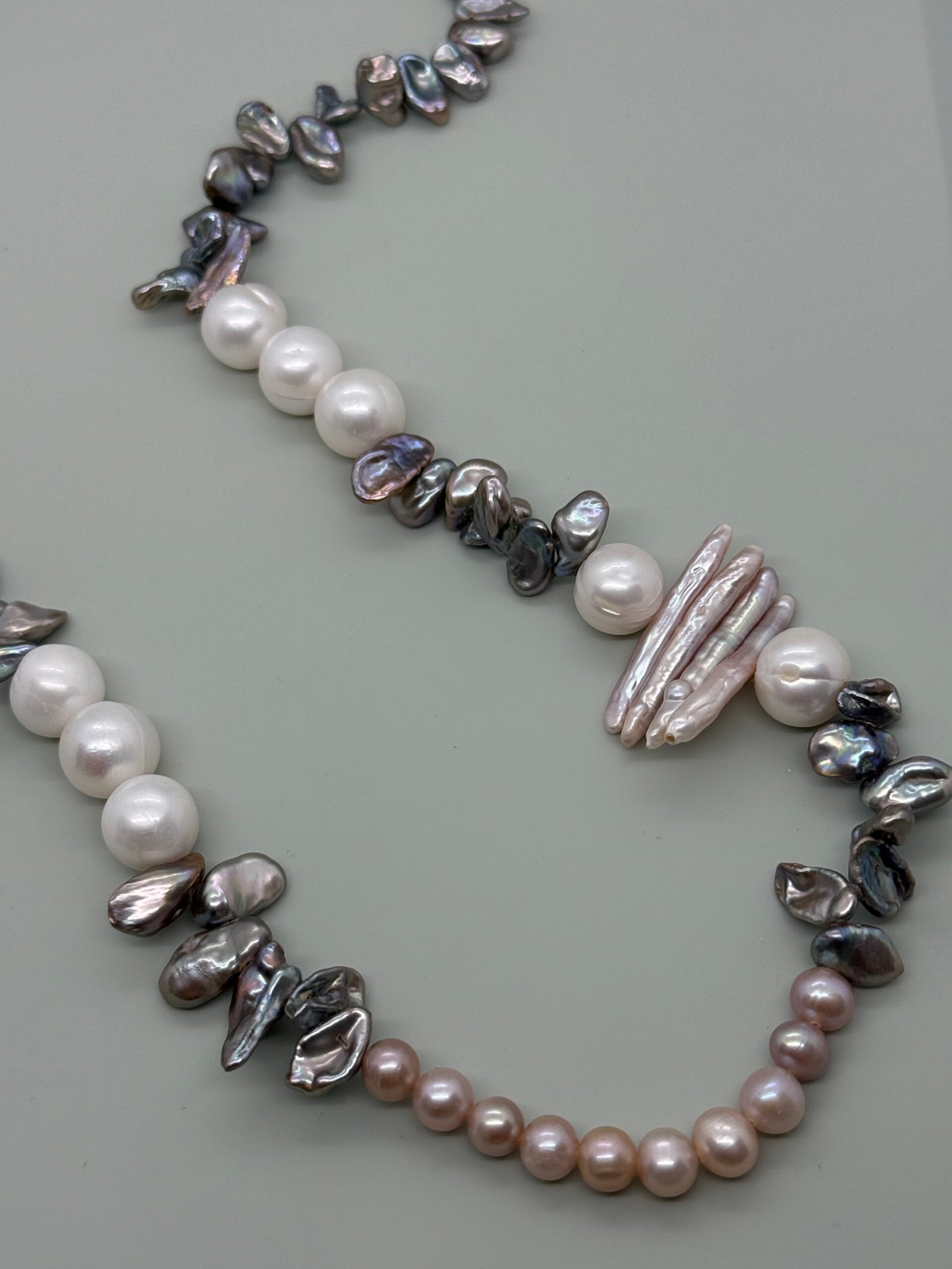 Collar largo con perlas cultivadas redondas de 6mm y 12mm, perlas barrocas grises y rosa - Imagen 3