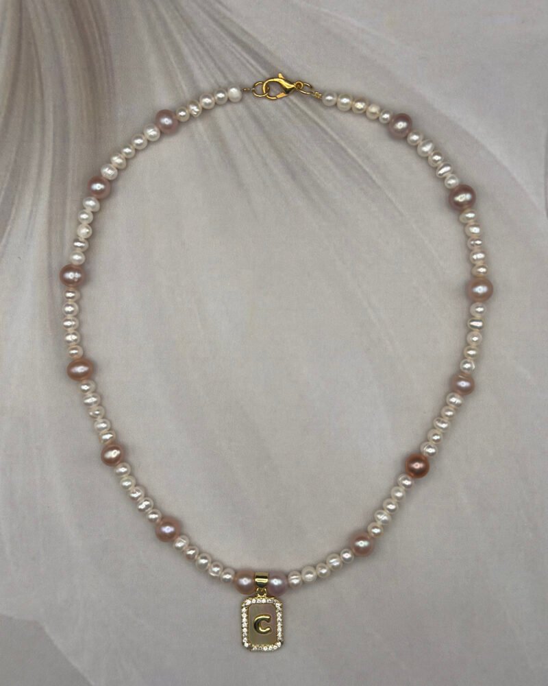 Collar con perlas cultivadas redondas de 4mm y 6mm, dije con la letra ''C''