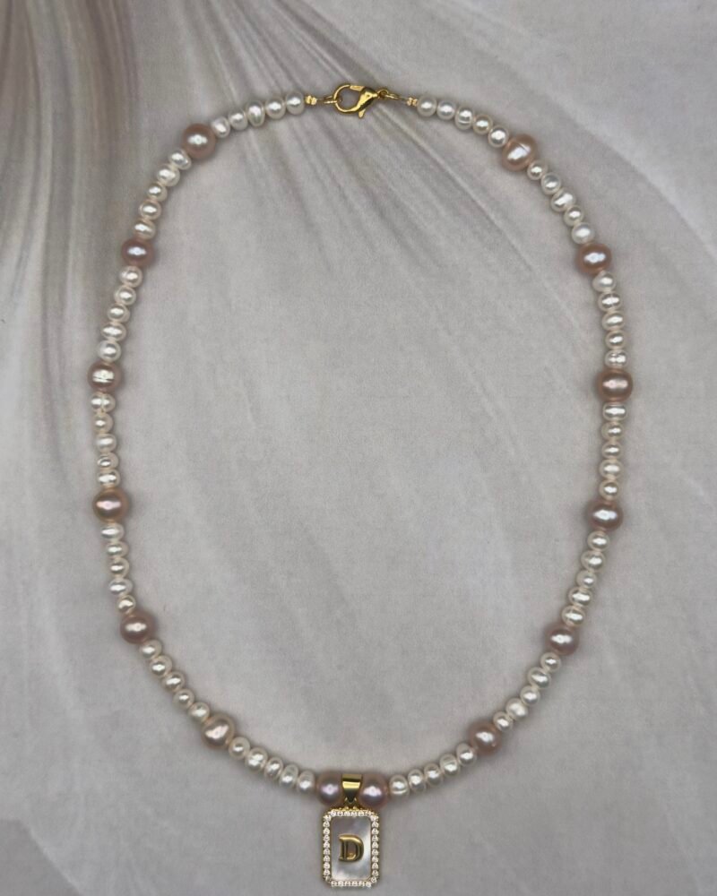 Collar con perlas cultivadas redondas de 4mm y 6mm, dije con la letra ''D''
