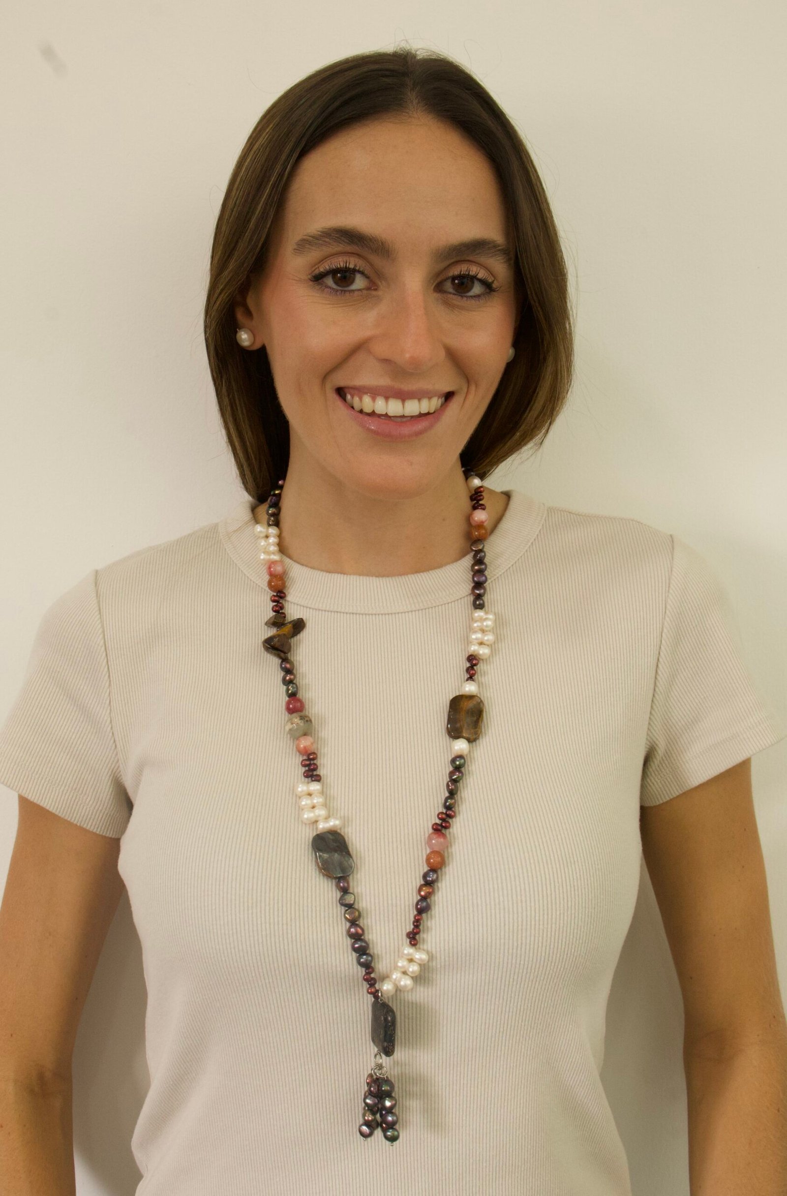 Collar con perlas cultivadas blancas y oscuras, piedras naturales en tonos tierra y rojizos, y un dije central de piedra oscura - Imagen 2