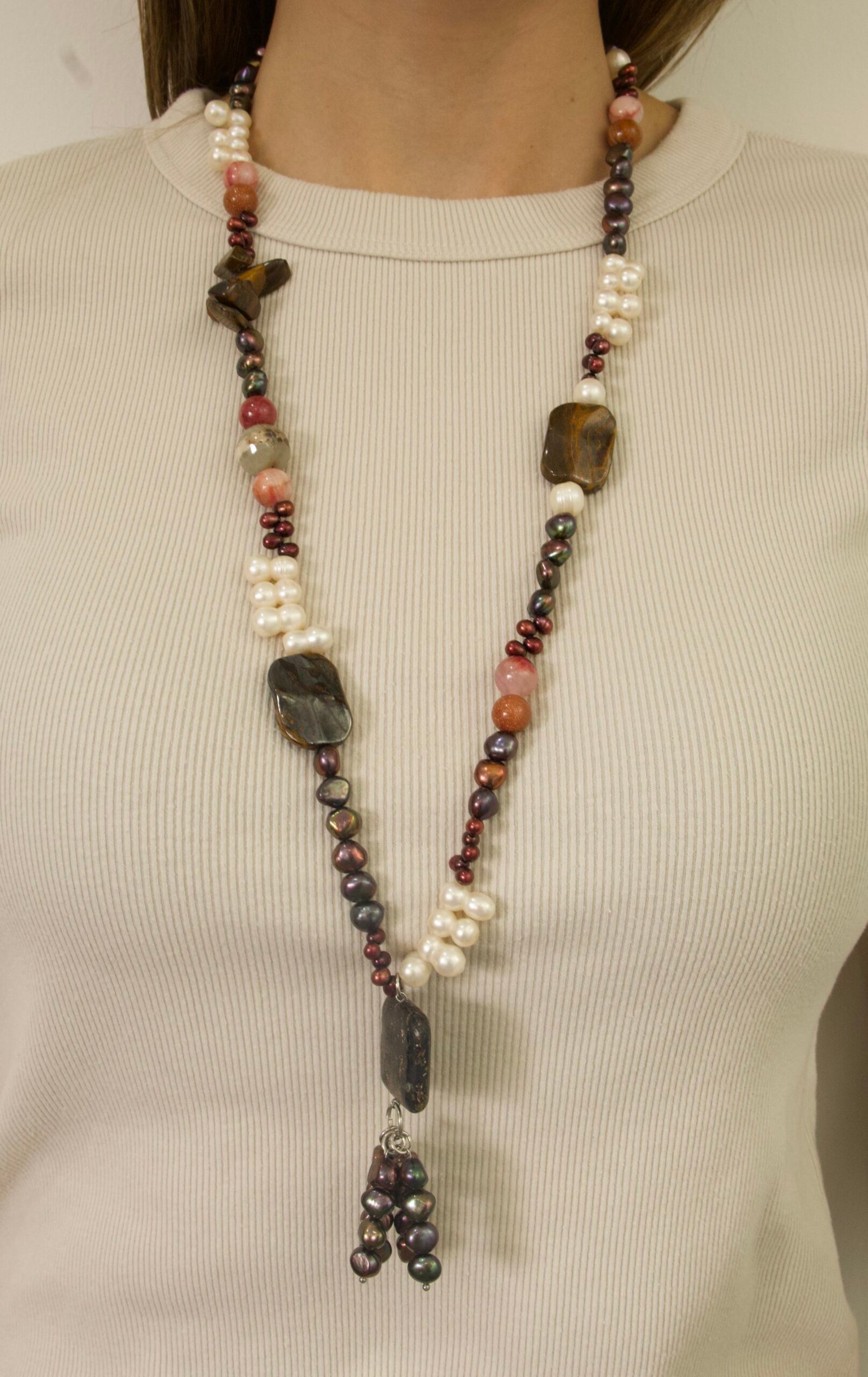 Collar con perlas cultivadas blancas y oscuras, piedras naturales en tonos tierra y rojizos, y un dije central de piedra oscura - Imagen 4