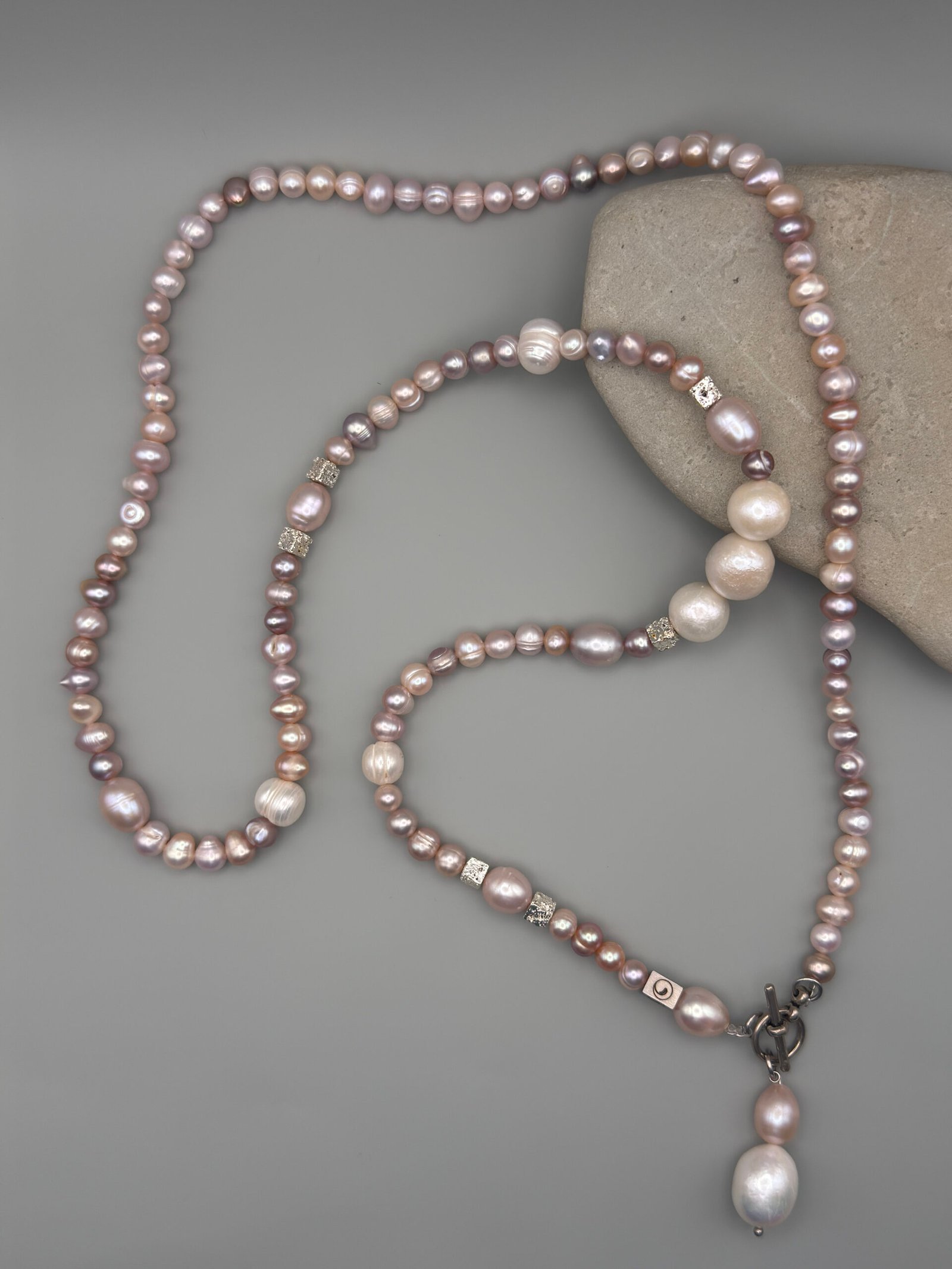 Collar con perlas cultivadas blancas de 12mm y 10mm y rosadas de de 6mm y 10mm