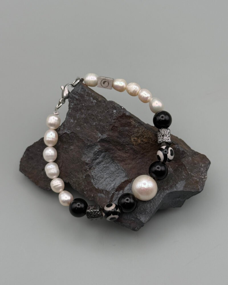 Pulsera con perla cultivada y piedra onix