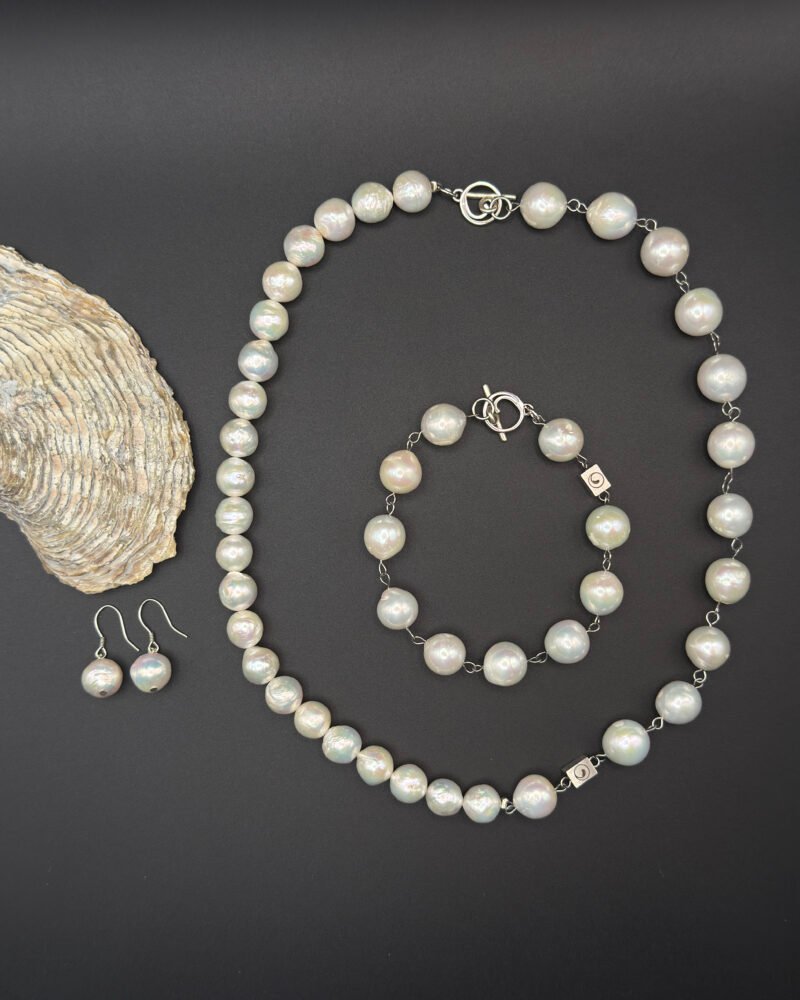 Collar, pulsera y aretes con perlas cultivadas akoya, cierre de collar y gancho de arete con plata 9.25