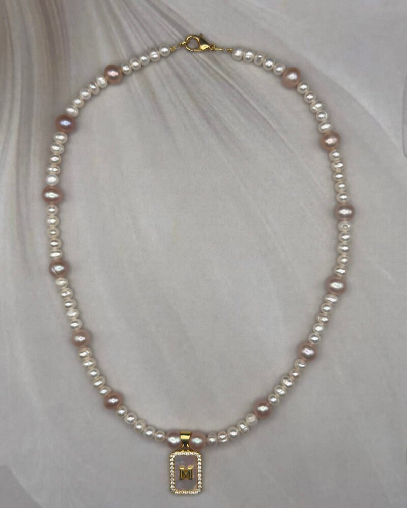 Collar con perlas cultivadas redondas de 4mm y 6mm, dije con la letra ''M''