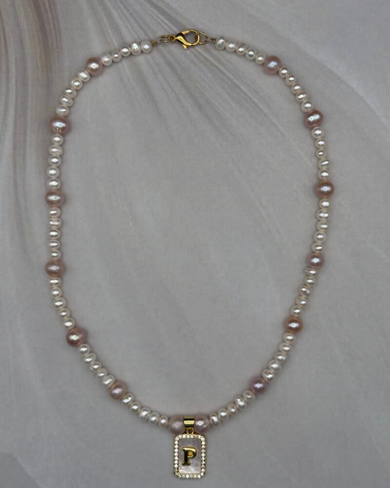 Collar con perlas cultivadas redondas de 4mm y 6mm, dije con la letra ''P''