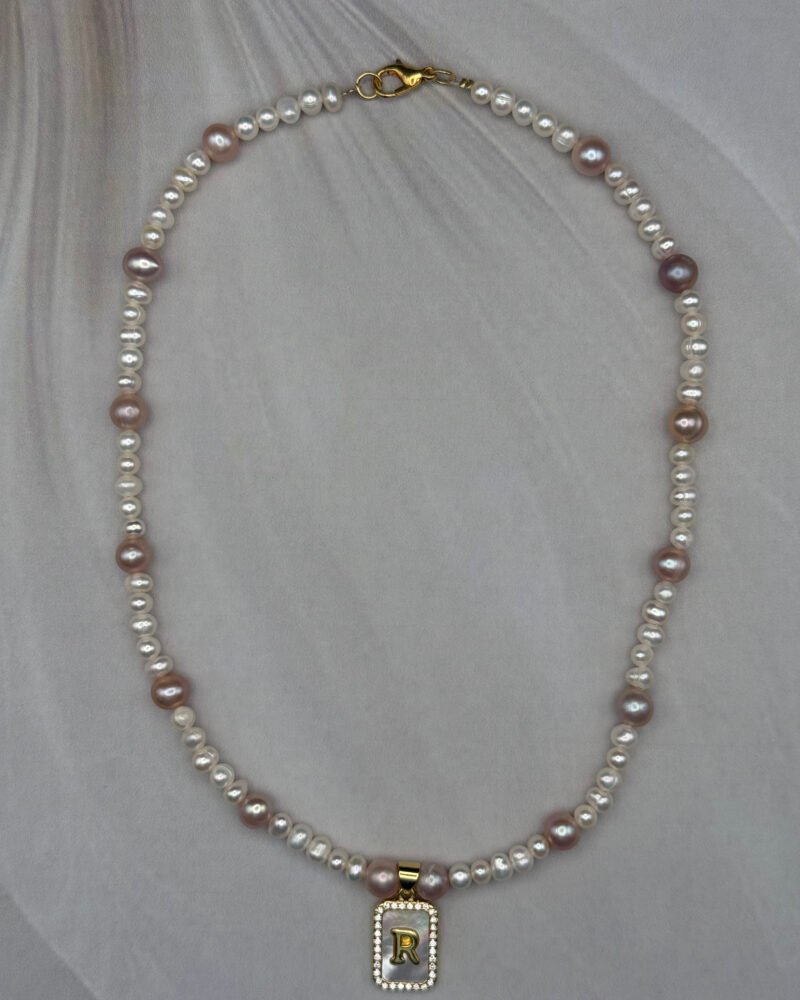 Collar con perlas cultivadas redondas de 4mm y 6mm, dije con la letra ''R''