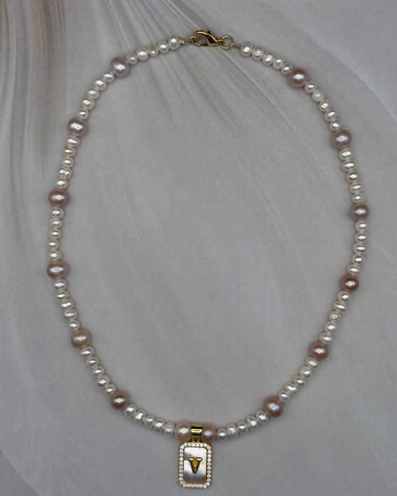 Collar con perlas cultivadas redondas de 4mm y 6mm, dije con la letra ''V''