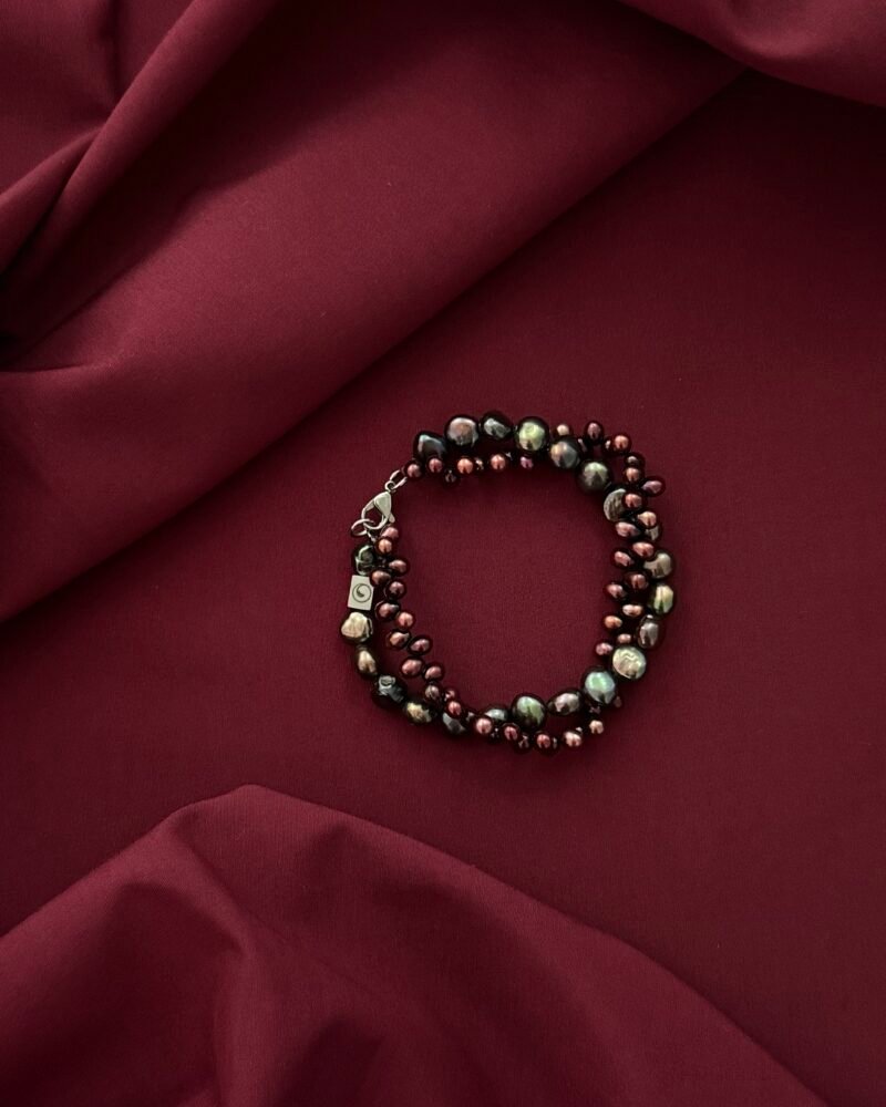 Pulsera doble con perlas tornasol y borgoña