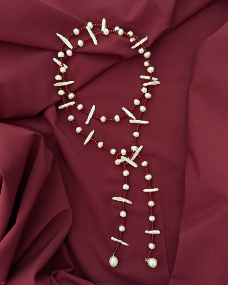 Collar largo con perlas redondas y barrocas con cristales